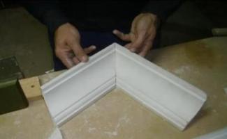How to cut ceiling plinth correctly