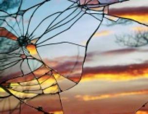 Was bedeutet zerbrochenes Glas in Träumen?