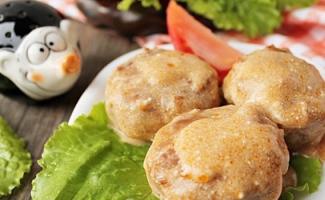 Cutlets with gravy - step-by-step recipes for cooking in the oven, in a frying pan or in a slow cooker